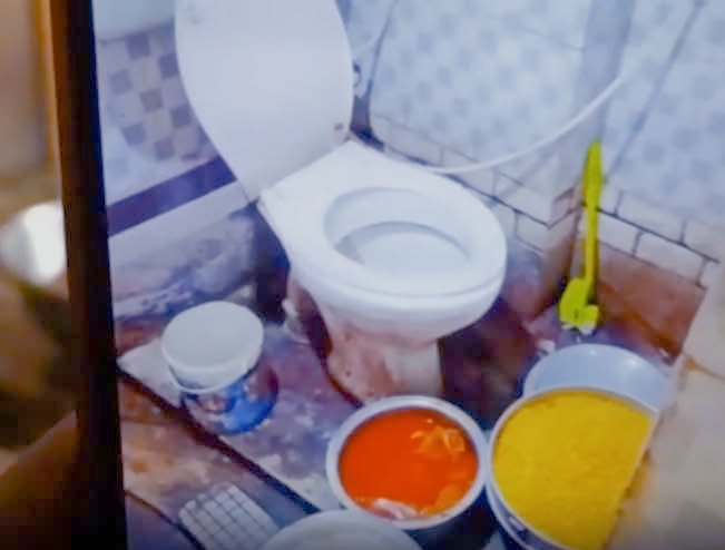 Siliguri hotel raid : শিলিগুড়ির কলেজপাড়া এলাকার  হোটেল ও রেস্তোরাঁয় কমোডের পাশে রাখা খাবার!খাদ্য দফতরের অভিযান