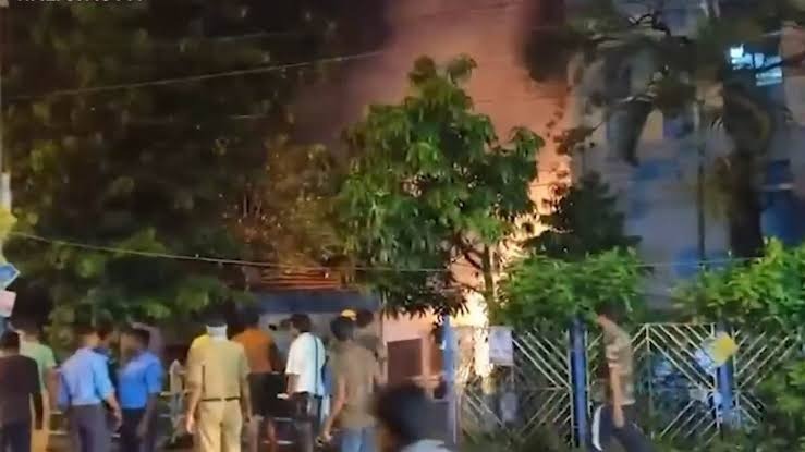 Diamond Harbour Police Station Blast : থানার ভিতরে মুহুর্মুহু বিষ্ফোরণ, দক্ষিণ চব্বিশ পরগনার ডায়মন্ড হারবার থানায় ।