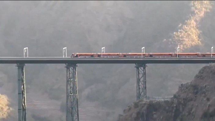Chenab Rail Bridge দিয়ে বন্দে ভারত ট্রেন যাওয়ার মনোরম দৃশ্য