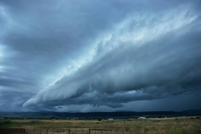 একটি স্কোয়াল ফ্রন্টের পূর্বাভাস দেওয়া মেঘের ছবি, যেখানে গা dark ় মেঘ একত্রিত হয়েছে এবং ঝড়ের আগমনের ইঙ্গিত দিচ্ছে।