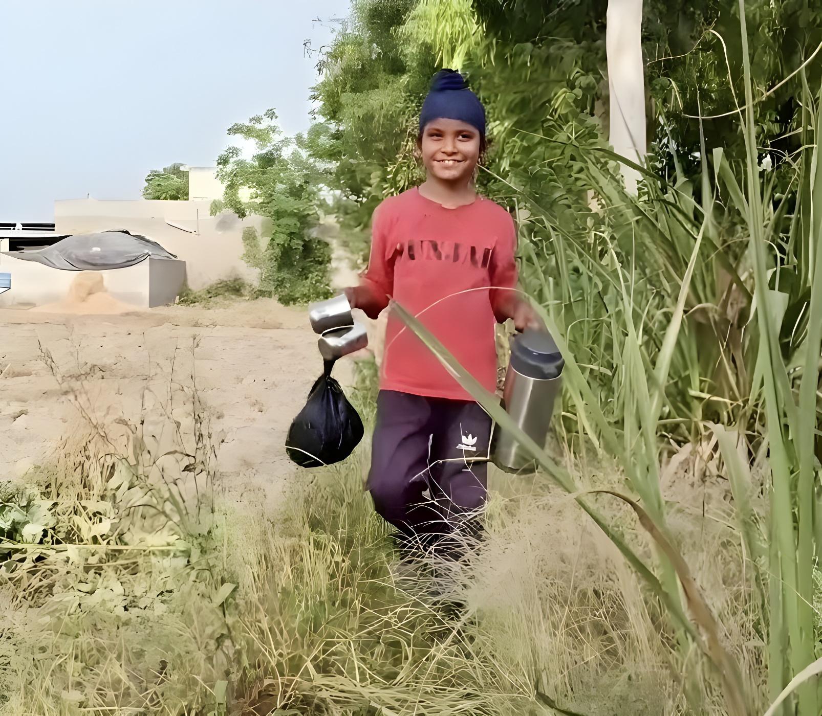 এক বালকের দেশভক্তি নজির সৃষ্টি করেছিলো। পানীয় জল থেকে খাদ্য দায়িত্বে অবিচল শ্রবণ (Shravan Singh)